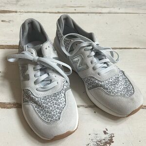 New Balance EUC women’s Fresh Foam X70 V1 sneaker in Moondust/Steel. Size 9